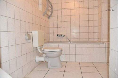 Bad mit Badewanne - 