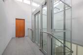 Treppenhaus mit Aufzug - 