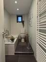 Badezimmer mit Badewanne im EG - 
