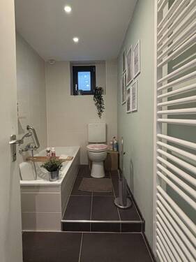Badezimmer mit Badewanne im EG - 