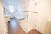 Badezimmer 1/2 - 