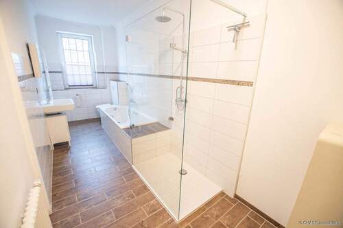Badezimmer 1/2 - 