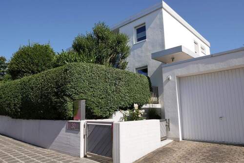 Hausansicht - 5 Zimmer Einfamilienhaus zum Kaufen in Zirndorf