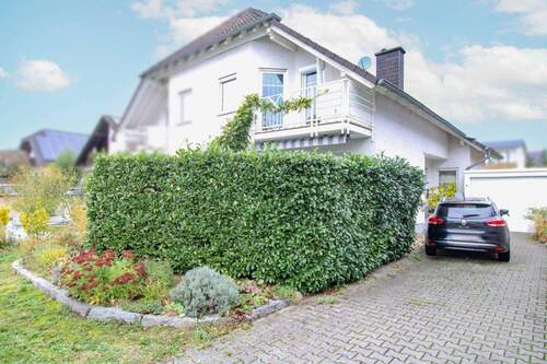 Haus seitlich - Lage, Lage, Lage - Wohnen, wo Rödermark am schönsten ist