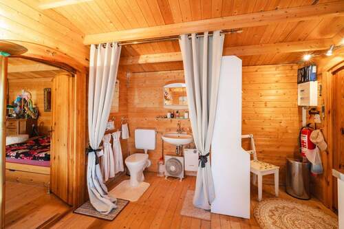 Toilette und Waschbecken - 