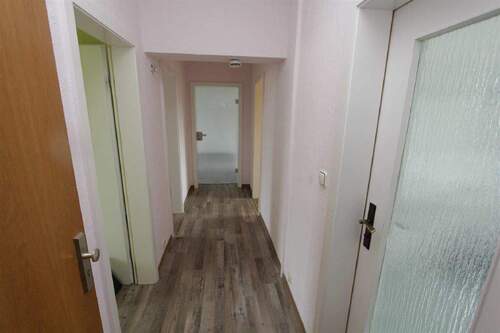 Flur - 4-Raum Wohnung mit Garage und eigenen Garten in Borna