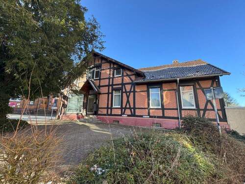 Kundenparkplätze - 1 Zimmer Mehrfamilienhaus, Wohnhaus zum Kaufen in Bad Gandersheim