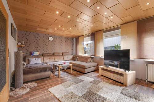 Wohnzimmer (Anbau) - 9 Zimmer Einfamilienhaus in Grasleben