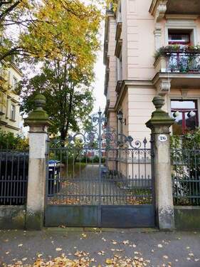 Außeneingang.jpg - Attraktive Hochparterre-Wohnung mit Balkon vor dem Schillerplatz