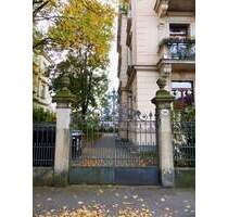 Attraktive Hochparterre-Wohnung mit Balkon vor dem Schillerplatz - Dresden Striesen-Ost
