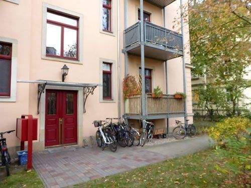 Eingang mit Balkon.jpg - 2 Zimmer Etagenwohnung zur Miete in Dresden