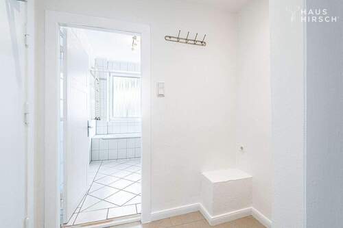 Eingangsflur Blick Badezimmer - 2 Zimmer Etagenwohnung in Hamburg