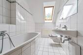 Tageslichtbad mit Wanne - 