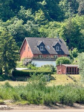 Blick aufs Haus von der Elbe aus - Einfamilienhaus mit 183,80 m² in Neu Darchau zum Kaufen