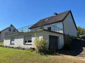 Blick vom Garten - 'Einfamilienhaus' (Fertighaus) in wunderschöner Ortsrandlage mit großem Balkon und großem Grundstück
