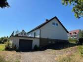 Blick vom Garten mit Garage - 