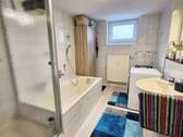 Tageslichtbad mit Wanne und Dusche - 