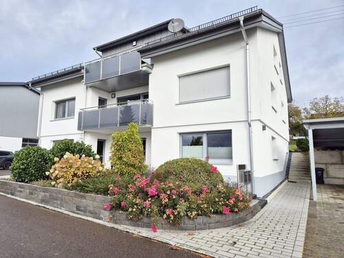 Außenansicht - 2,5-Zimmer-Terrassenwohnung - komplett modernisiert und urgemütlich!