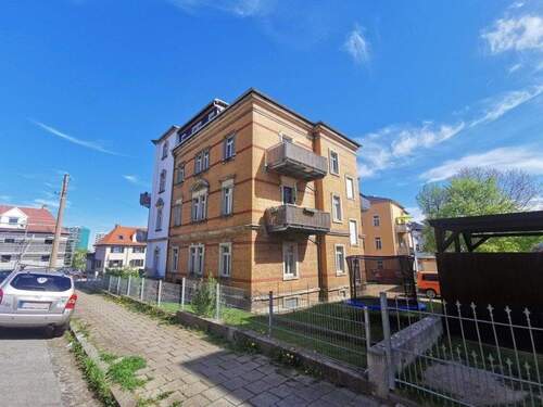 Hausansicht mit Garten - 