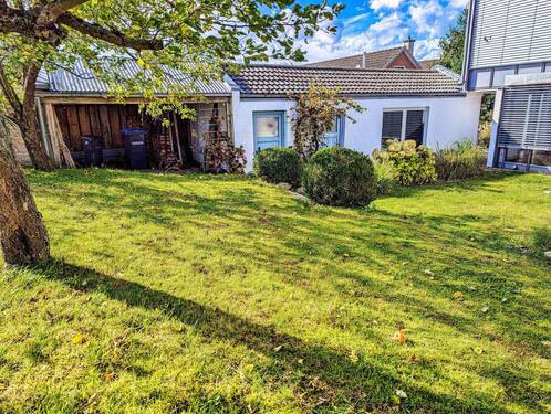 Garten mit Blick GArage und Schuppen - 