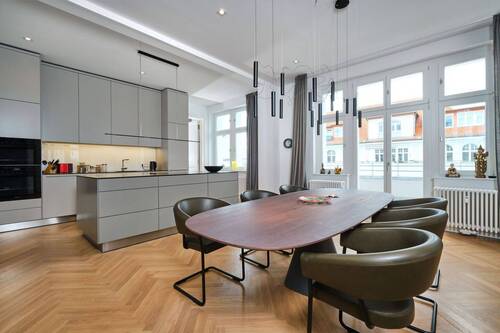 Offene Küche mit Essbereich - Einzigartige Altbauwohnung mit Einliegerwohnung