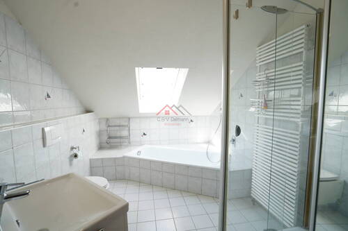 Badezimmer mit Dusche, WC, Badewanne und Waschbecken - 