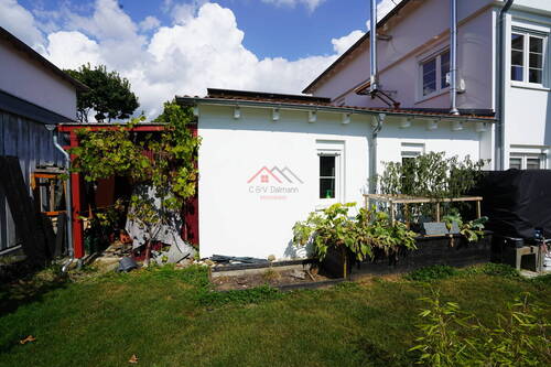 Ansicht auf Gartenlaube und Abstellraum - 