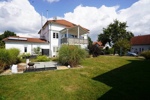 Außenansicht vom Garten - 5 Zimmer Etagenwohnung in Neuhausen ob Eck