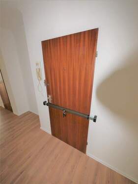 Wohnungseingangstür mit Sicherheitsbeschlag - 