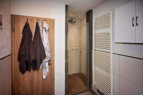 Bad mit Dusche - 