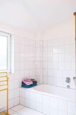 Badezimmer mit Wanne und Dusche - 