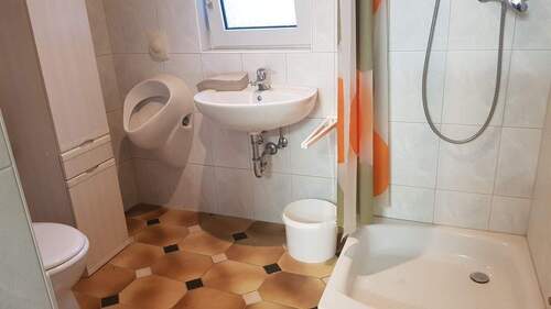 Bad mit WC, Urinal und Dusch - Garage, Stellplatz in Saarburg zur Miete