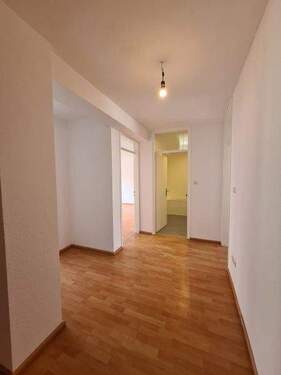 Flur1 - 2-Zimmer-Wohnung mit Balkon in gepflegtem Mehrfamilienhaus 