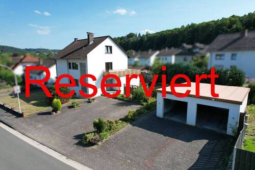 Hausansicht - Massives Ein-Zweifamilienhaus mit Doppelgarage in Beverungen-Wehrden