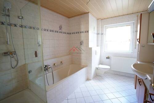 Badezimmer mit Dusche,Wc und Badewanne EG - 