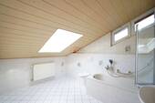 Badezimmer mit Dusche,Wc und Badewanne im OG - 