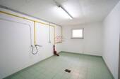 Waschraum mit Waschmaschienenanschluss - 