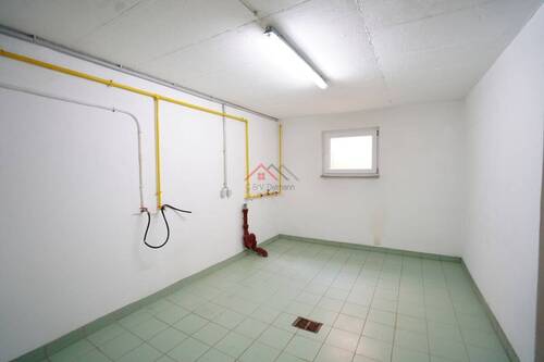 Waschraum mit Waschmaschienenanschluss - 