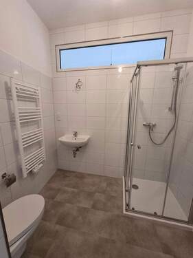 Bad mit Dusche - 