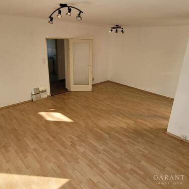 Wohnzimmer - 3 Zimmer Etagenwohnung zum Kaufen in Stuttgart