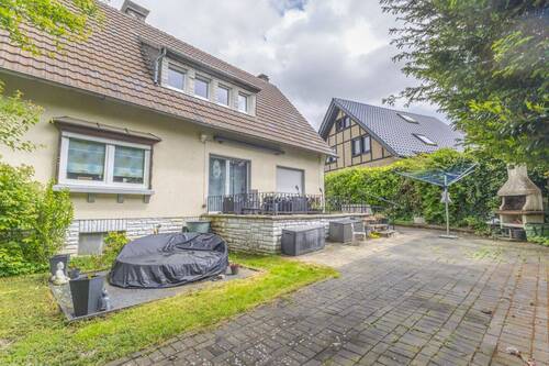 Rückansicht des Hauses - 6 Zimmer Mehrfamilienhaus, Wohnhaus zum Kaufen in Menden