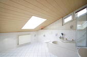 Badezimmer mit Dusche,Wc und Badewanne im OG - 