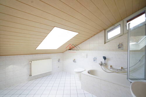 Badezimmer mit Dusche,Wc und Badewanne im OG - 