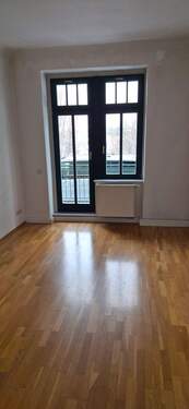 Wohnzimmer Blick zum Balkon .jpg - 