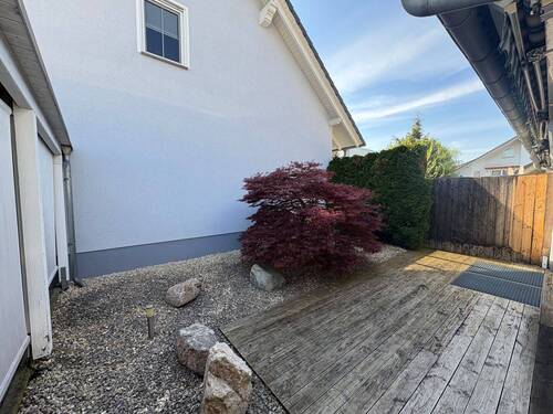 Große Terrasse mit Steingarten - 