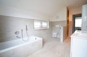 Badezimmer mit Badewanne ,WC , Waschtisch und separater begehbarer Regendusche mit Sitzmöglichkeit - 