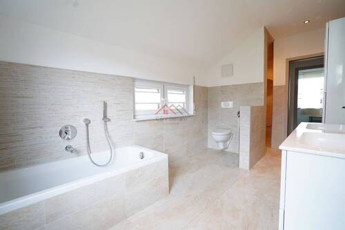 Badezimmer mit Badewanne ,WC , Waschtisch und separater begehbarer Regendusche mit Sitzmöglichkeit - 