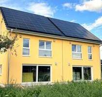 Ruhe mit Blick über Felder: Exklusives wohngesundes Plusenergie-Doppelhaus, S-Bahn fußläufig - Leipzig Burghausen-Rückmarsdorf