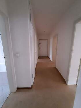 Flur (2) - 3 Zimmer Etagenwohnung in Rosenheim