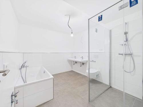 CAM04911G0-PR0025-STILL010 - 